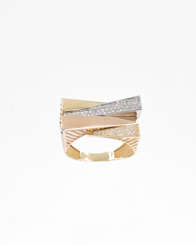 Üç farklı altın renginin (sarı, beyaz, rose) bir araya geldiği ve taşlarla süslenmiştir