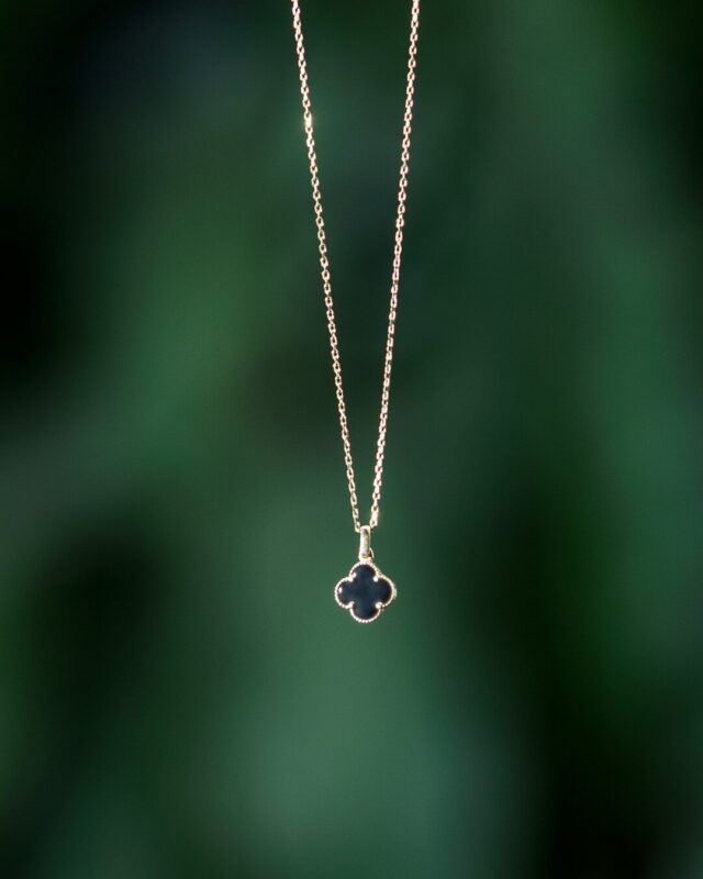 Siyah Mine Yonca Detaylı 14 Ayar Altın Kolye