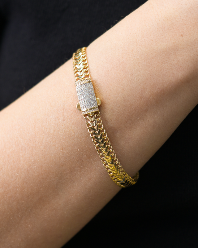 Örgü Desenli Altın Bileklik – Işıltılı Kilit Detaylı