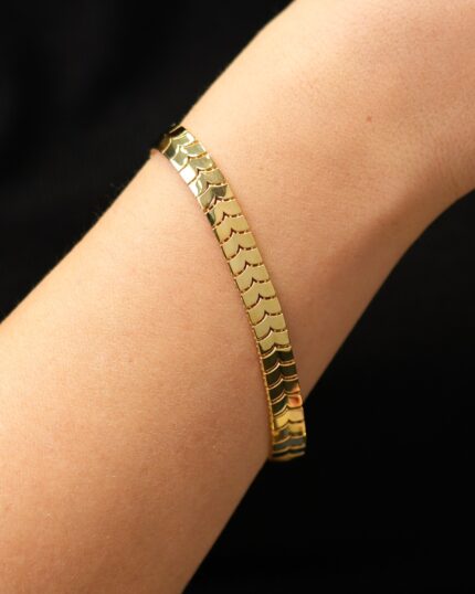 V-Geçişli Modern Altın Bileklik – Geometrik Simetri Tasarımı 4 DSC02688