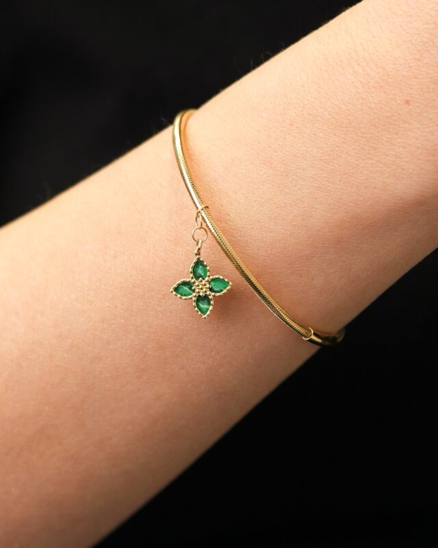 Zümrüt Yeşili Yonca Charm Detaylı Flex Bileklik