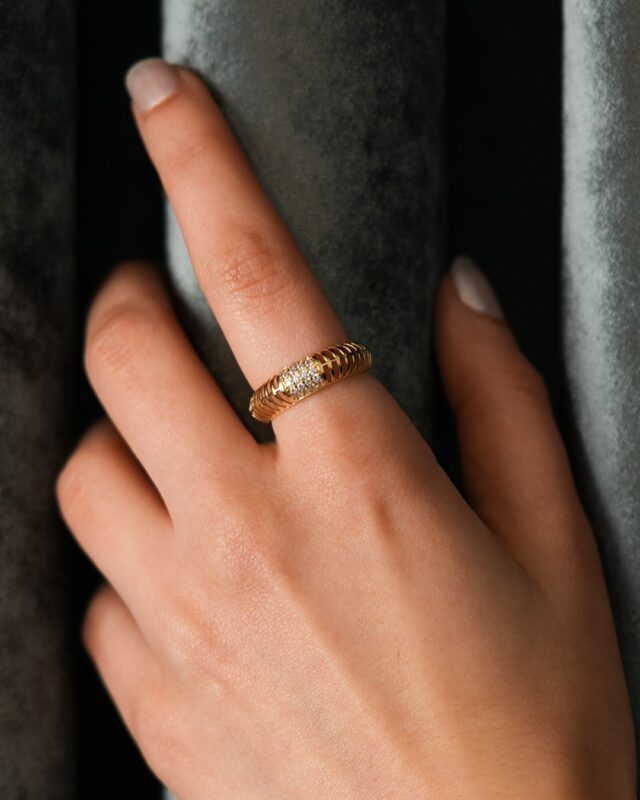 Çizgili Doku ve Taşlı Altın Yüzük