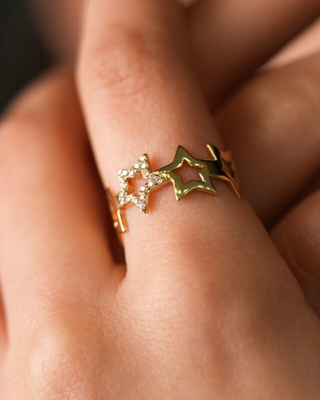 Çoklu Yıldız Figürlü Taş Detaylı Altın Yüzük