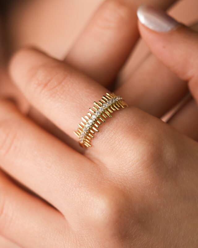 Işın Formlu ve Taş Dizimli Tasarım Yüzük