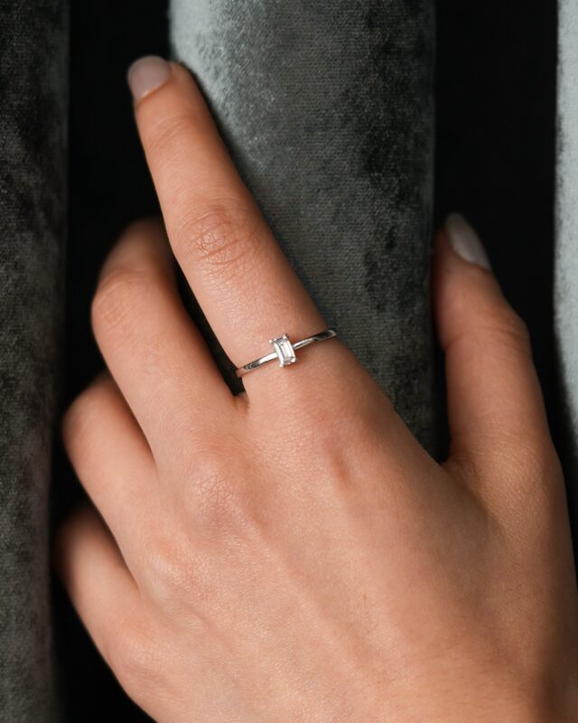 Minimalist Dikdörtgen Taşlı Tasarım Tektaş Yüzük