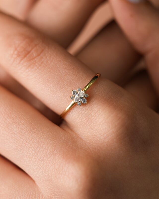 Taşlı Çiçek Modeli Zarif Altın Yüzük