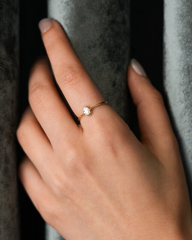 Oval Formlu Minimalist Işıltı Yüzüğü