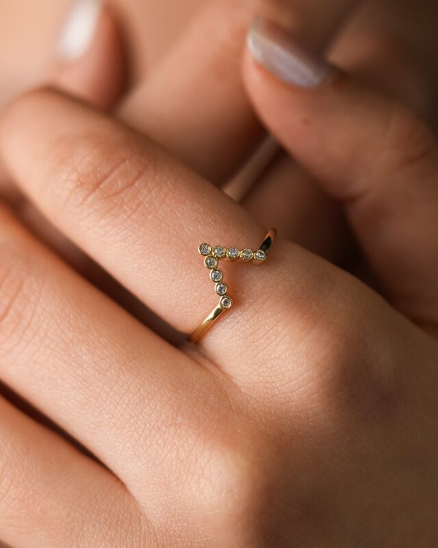 V Tasarım Taşlı Altın Yüzük