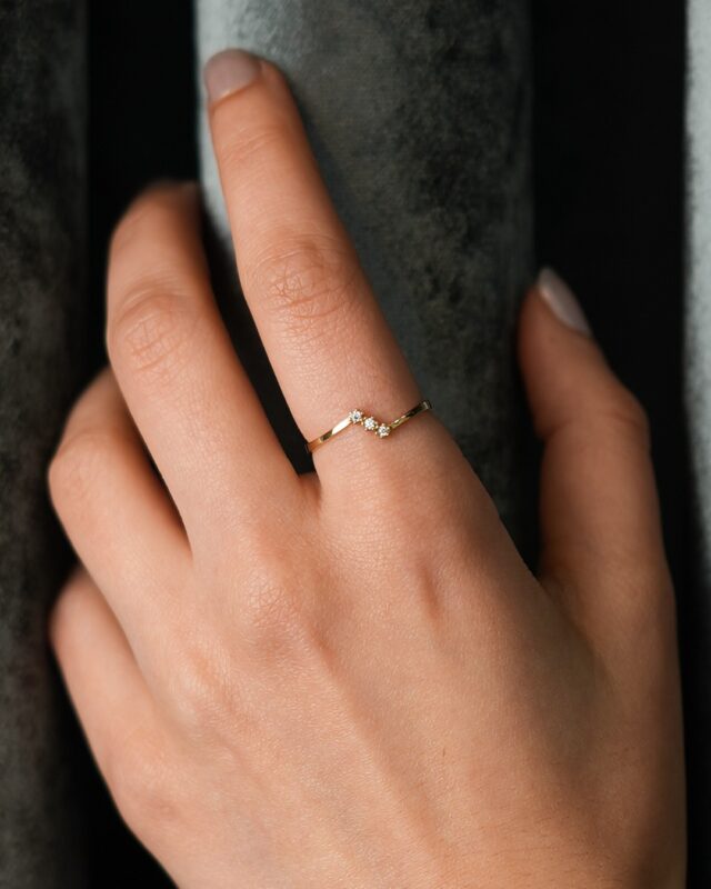 Üçlü Işıltı ve Geometrik Hatlı Yüzük